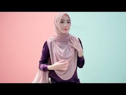 12 tutorial terbaru 2020 cara simple pakai hijab segi empat anggun kekinian terbaru. 5 Gaya Cantik Cara Pakai Tudung Shawl Simple Terlajak Cantik Qotrunnada Youtube Kerudung Kecantikan Gaya