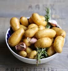 Pommes De Terre Confites A L Ail Et Au Romarin Recette Pomme De Terre Confite Pomme De Terre Pomme De Terre Cocotte