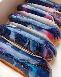 Musse Heisst Eine Kleine Konditorei In Der Ukraine Die Ihre Produkte Mit Viel Liebe Verziert Und Ganz Wundervolle Ecl Galaxiekuchen Eclairs Kostliche Desserts