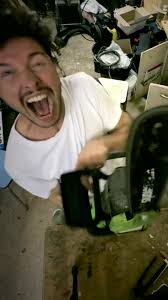 Massacre à la tronçonninette. Halloween m’inspire… ou pas 😅 #halloween  #drole #massacrealatronconneuse #jardinage #funny #comedy