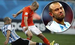 Robben leek op weg naar een zeker doelpunt, maar een geweldige tackle van javier mascherano voorkwam dat. Javier Mascherano Reveals He Tore His A To Tackle Arjen Robben Soccer Fifa Sports World Cup