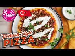 Der Teig Besteht Aus Einem Lockeren Hefeteig Aus Dinkelmehl Und Hartweizengriess Dieser Teig Wird Spater In Portionen Geteilt Und Rezepte Lamacun Rezept Essen