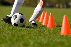 Serangan dengan tendangan dengan menggunakan kaki, yaitu pada kaki bagian ? Cara Melakukan Teknik Dribble Sepakbola Beserta Bentuk Latihan
