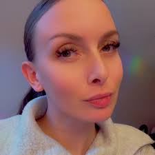 Who else dog scab for food and any one else dog piss and shoy inntht  kitchen do say iam doing it all wrong and I got to take the water up at