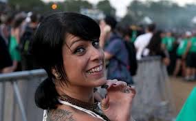 Danielle Worth's Instagram, Twitter & Facebook