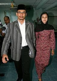 Mencintai tanah ini kerana kami di sini,rumah kecil tapi telah didirikan oleh insani, teguh dan keramat seperti gunung besi,ladang tercinta, kubenam hati di sini. Saksi Kes Norman Memey Mengaku Ada Masalah Ingatan Hiburan Mstar