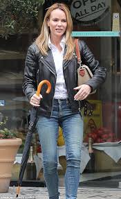 Amanda's blonde locks fell around her face and she teamed the 70s inspired look with stiletto heels. 500 Idees De Amanda Holden En 2021 Britain S Got Talent Mis Teeq Chaussure Semelle Compensee