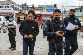 Las autoridades reportaron que los uniformados fueron dados de baja por incumplimiento del régimen disciplinario. Policias De Ecatepec Golpean A Periodista Cuando Cubria Detencion Estados La Jornada