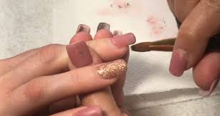 Otra combinación de uñas doradas 2021 que se lleva mucho, por ejemplo, es la combinación de la pedrería y los stickers dorados con la uñas transparentes, solo con una capa de brillo. Unas De Acrilico Rosas Con Dorado Novocom Top