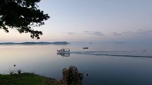 Ο λόγος για το νησί κουκουμίτσα στη βόνιτσα αιτωλοακαρνανίας, που έχει μία ιδιαιτερότητα, ενώνεται με τη στεριά με μία πεζογέφυρα και μπορείτε άνετα να το προσεγγίσετε ακόμη και με τα πόδια. Nhsaki Koykoymitsa Bonitsa X 21 Heavenland