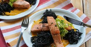 Lachs Mit Schwarzen Spaghetti In Safransahne Rezkonvsuite Lachs Spaghetti Lachs Spaghetti