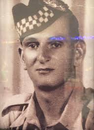 Clean old newspaper photo of war hero?