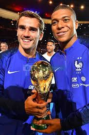 Le monde le 06 juillet à 17h57. 9 Septembre 2018 Paris France Kylian Mbappe Atoine Griezmann De France Celebrer Avec Le Trophee De La Coupe Du France Players World Cup Trophy World Cup