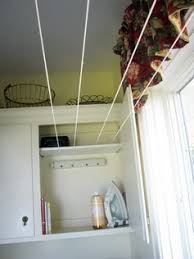 11 Astuces Indispensables Pour Etendre Votre Linge Dans Un Petit Espace En 2020 Organiser Buanderie Organisation De Salle Etendoir A Linge Mural