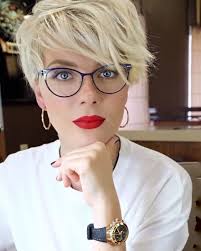 Courte, coupe bol femme, frange et cheveux effilés, mèches blondes c'est. 20 Idees De Coupe Courte Blonde Tendance Pour Vous Inspirer