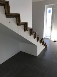 Treppe innen mit gelnder auf standard hhen oder magenau gefertigt geliefert. Treppenwange Verputzen Entkopplungsband Zu Holzstufe