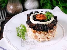 рецепт салата из курицы с черносливом и грецкими орехами Salat S Kuricej Chernoslivom I Greckimi Orehami Recept S Foto Recept Idei Dlya Blyud Eda Nacionalnaya Eda
