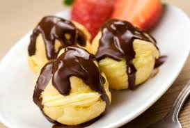 Segui la video ricetta, spiegazione dettagliata, lista ingredienti, materiale occorrente, proprietà nutrizionali, foto e tanto altro. Profiteroles Al Cioccolato E Crema Alla Vaniglia Torte Al Cioccolato