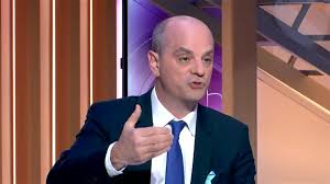 Sylvain durif grand monarque chez itsracing. On A Retrouve Sylvain Durif Cheveux Coupes Et En Costume Il Est Ministre De L Education Le Salon Beige