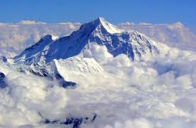 Le mont everest est la plus haute montagne du monde (« le toit du monde ») et culmine à 8850 m pour les dernières mesures. Epingle Sur Les Plus Belles Montagnes Du Monde