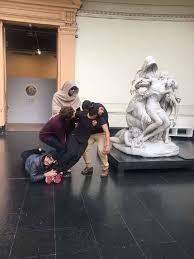 18 Hilarious Times People Had Too Much Fun Posing With Statues Funny Pictures Funny Relatable Memes Funny Jokes