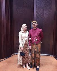 Nonton film temen kondangan (2020) subtitle indonesia streaming movie. 8 Inspirasi Kebaya Couple Dengan Hijab Buat Kondangan