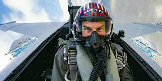 L'ancien pilote maverick (tom cruise) est maintenant instructeur de vol et montre aux jeunes pilotes de macho d'aujourd'hui à la flight academy comment le faire. Top Gun 2 Delay Or Streaming Release Not Likely Screen Rant
