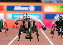 Walraven is al van jongs af aan actief aan het sporten en heeft jarenlang aan marathonschaatsen, wielrennen, windsurfen gedaan. Atletiek Paralympic Team Belgium