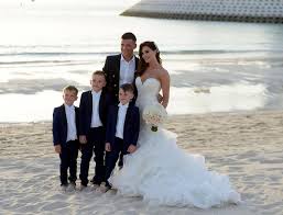 Join charles' mailing list * indicates required indicates required. Danielle Lloyd Fotos Facebook