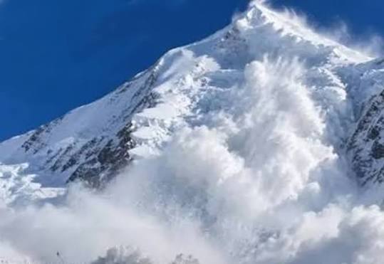 নেপালে হিমলুং হিমালে তুষারধস, নিখোঁজ ১০
