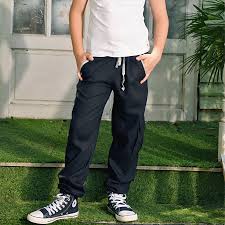 Il s'agit d'un pantalon coupe droite large noir. Pantalon Cargo En Lin Noir Garcons 2 14 Ans La Faute A Voltaire