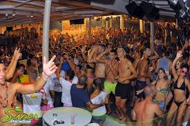 Σύμφωνα με πληροφορίες από αστυνομικές πηγές ζευγάρι που είχε διαγνωστεί με κορωνοϊό και βρισκόταν σε. Super Paradise Mykonos Mobile Version