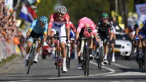 Beer, sunshine and big crowds for a bike race. Mathieu Van Der Poel Revient De Nulle Part Pour Arracher L Amstel Apres Un Final D Anthologie