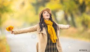 счастливая женщина, проводящая время на природе, держа в руках листья апельсинового дерева - стоковое фото | Crushpixel