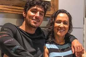 In 2018 he earned his second world. Mae De Medina Corta Relacao Com Filho Apos Perder Mesada De R 200 Mil