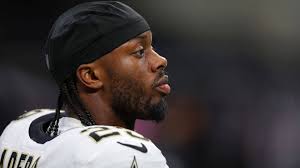 Commanders restructure contract of RT Andrew Wylie