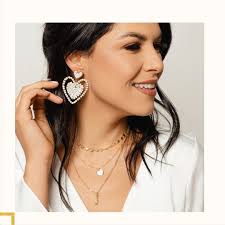 En esta foto cuál es tu accesorio favorito? 1. Collar triple con inicial 2.  Aretes blancos de corazón Ambos son complementos perfectos para el día a  día 😍
