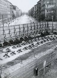 La période de la guerre froide s'achève en 1956 quand khrouchtchev propose aux américains la coexistence pacifique. Berlin Wall Mur De Berlin Guerre Froide Berlin
