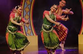 Malaysia merupakan negara berbilang kaum dan masyarakat iaitu terdiri daripada masyarakat melayu,india,cina,iban dan sumazau. Budaya India Di Malaysia Mempromosikan Malaysia Sebagai Pusat Kecemerlangan Seni Tarian Kathak Ketika Itu Juga Telah Dicampuri Tarian Budaya Turki Dan Parsi Destraren