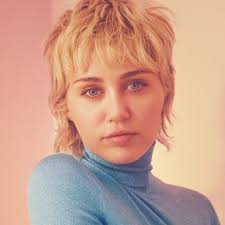 Miley Cyrus è Flora per Gucci Beauty