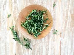 Romarin 15 Bienfaits Et Vertus Pour La Sante Romarin Herbes Aromatiques Vertus Du Romarin