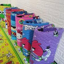 Karpet karakter motif bola barca memiliki ukuran 200 x 150 cm busa tebal 3cm density 23 anti kempes 5 tahun garansi, alas spon bintik anti slip dengan resleting, bahan bulu rasfur import panjang 15mm. Harga Karpet Karakter Terbaik Kamar Tidur Perlengkapan Rumah Juni 2021 Shopee Indonesia