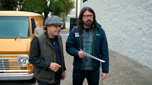 Dave grohl has spoken out in defense of teachers as the trump administration continues its daunting and evermore politicized question of reopening our schools in the coronavirus pandemic. Dave Grohl Und Brian Johnson Hangen Zusammen Ab