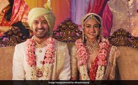 The film stars vikrant massey and kriti kharbanda in the lead roles. Dy0ezje52f4mpm