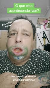 Ivan Expanda Comendo Raspa De Parede