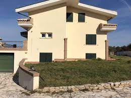 A due passi dal centro di montesilvano, in contesto residenziale, proponiamo in vendita un trilocale di recente costruzione posto al quarto piano di una palazzina servita da ascensore. Ville In Vendita A Montesilvano Cambiocasa It