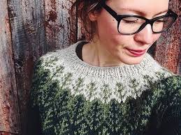 Drei gestrickte Taschen in Rot und Blau