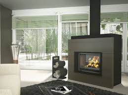 Il camino a legna angolare è una soluzione davvero scenografica, un angolo dedicato al relax che ti permette di sfruttare al meglio gli spazi, anche quando sono limitati. Camini Bifacciali Moderni Di Diverse Marche E Tipologie Mondodesign It