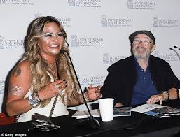 Orianne met english musician phil collins in 1994, when phil was in switzerland for a promotional tour. Phil Collins 67 Cosies Up To His Wife Orianne Cevey 45 Daily Mail Online