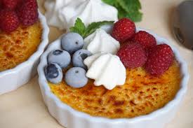 Być może widząc porzeczkowy crème brûlée z białą czekoladą, niejeden francuz załamałby ręce, ale francuzi znani są z tego, że się załamują i ciągle poddają, więc kto by się tam przejmował. Creme Brulee Przepis Przyslijprzepis Pl